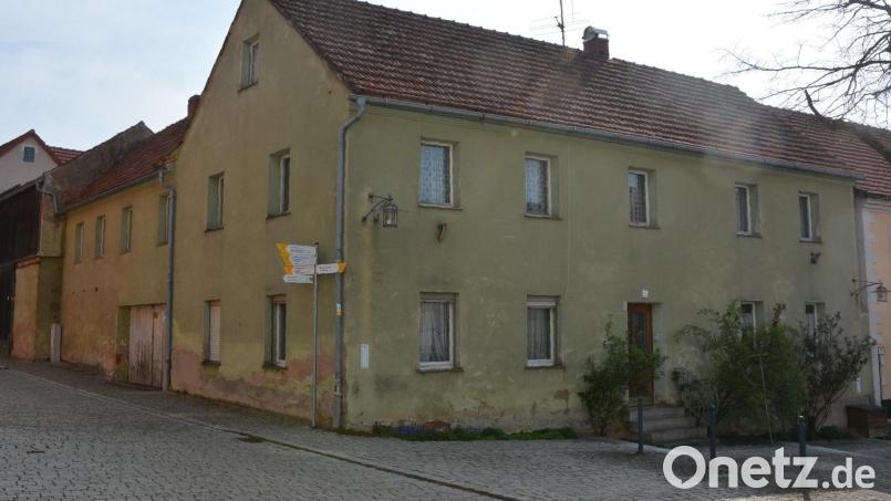 Das Anwesen Marktplatz 4 in Bad Neualbenreuth soll mit neuem Leben gefüllt werden. Eine Machbarkeitsstudie zeigt verschiedene Optionen auf. Bild: jr