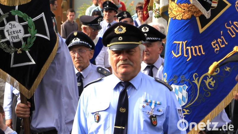 Aus dem Fotoarchiv eine Aufnahme aus dem Jahr 2013 mit Werner Stubenvoll an der Spitze der Fahnenabordnung. Archivbild: Wilhelm Ertl