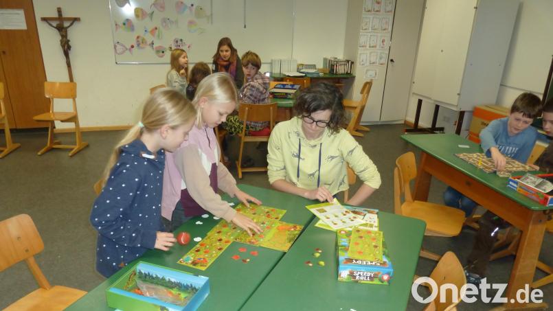 Die Hohenburger Kinder freuen sich, dass endlich wieder ein Brettspielnachmittag stattfindet. Bild: Hubert Harrer