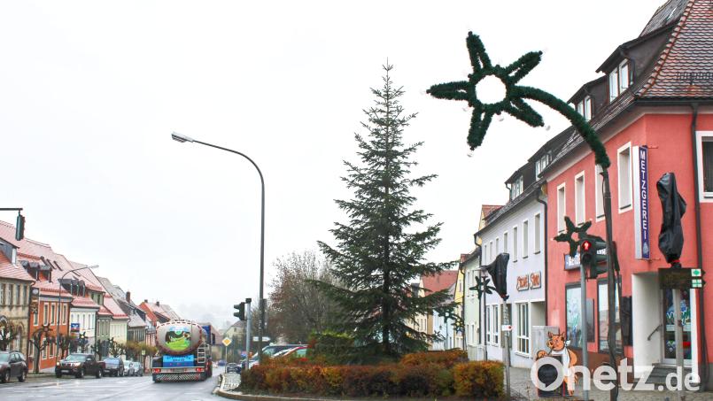 Christbaum und Weihnachtsdeko sind bereits aufgestellt. Um Energie zu sparen, wird die Beleuchtungsdauer angepasst. Bild: njn