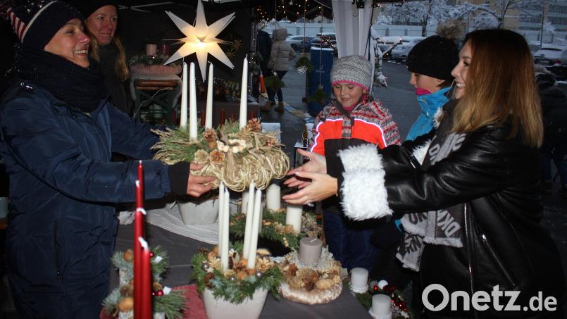 Beim ersten Weihnachtsmarkt des VfB Weiden im Westen der Stadt war viel Betrieb. Insbesondere die Adventsartikel waren nachgefragt. Bild: R. Kreuzer