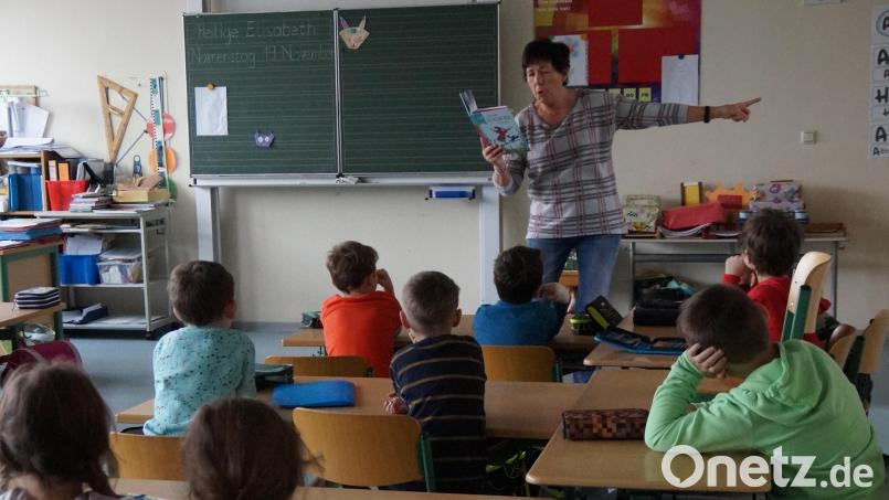 Lesepatin Monika Lang fesselt die Kinder mit den lustigen Geschichten von der &quot;kleinen Hexe&quot; Bild: wel