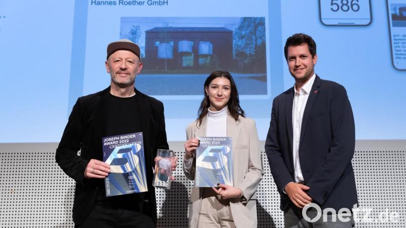 Den Preis für das Büro Wilhelm durften Geschäftsführer und Kommunikationsdesigner Manfred Wilhelm (links) und Mediengestalterin Leonie Wilhelm entgegennehmen. Bild: Designaustria, Wien/Jana Madzigon