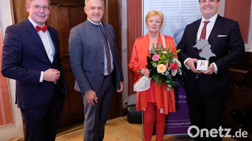 Die Nordoberpfälzer Wirtschaftsjunioren sind Träger des Rainer-Markgraf-Preises 2022. Die Preisskulptur überreichte Irene Markgraf an Philipp Rank (rechts), Kreissprecher der Wirtschaftsjunioren. Die Spendengala moderierte geschäftsführender Stiftungsvorstand Florian Prosch (links). Die Laudatio hielt der Tirschenreuther Landrat Roland Grillmeier (Zweiter von links). Bild: do