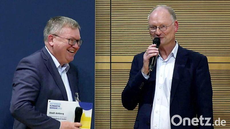 Oberbürgermeister Michael Cerny (links) mit Diplom-Meteorologe und Moderator Sven Plöger bei der Preisübergabe in Berlin. Screenshot: Susanne Schwab, Stadt Amberg/exb