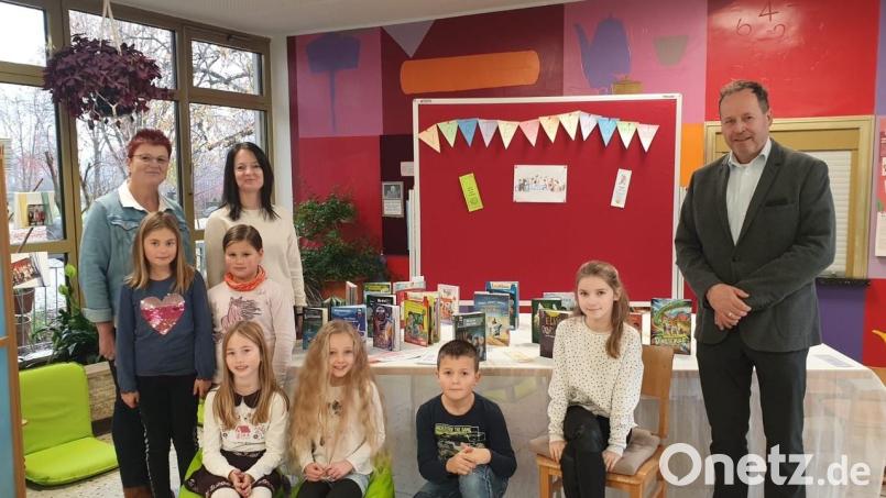 Pünktlich zum bundesweiten Vorlesetag erwartete die Kinder in der Pausenhalle eine liebevoll eingerichtete Leseecke. Bild: Carmen Schraml/exb