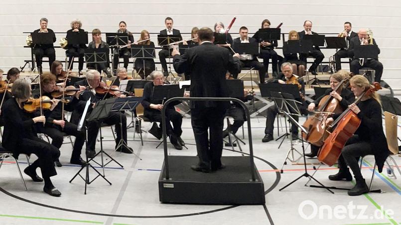 Dirigent Jakob Johannes Schröder entlockte dem Orchester große symphonische Klänge. Bild: zch