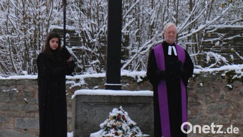 Am Ewigkeitssonntag gehört neben dem Gottesdienst der Friedhofgang zum Besuch der Gräber für die Verstorbenen im letzten Kirchenjahr. Am großen Friedhofskreuz betet Pfarrer Wiilfried Römischer für die Verstorbenen. Bild: le