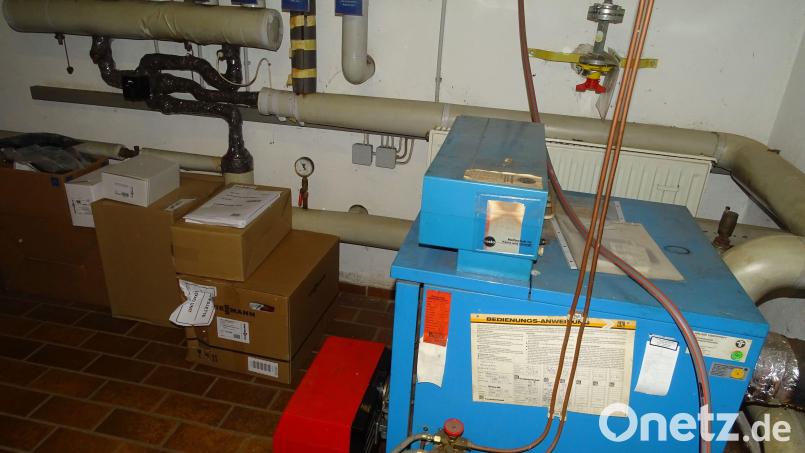 In Kartons verpackt steht die neue Ölheizung seit Monaten im Heizungskeller des Fensterbacher Rathauses. Jetzt werden die längst bezahlten Teile ihren Umhüllungen entnommen und anstelle der bisherigen Ölheizung installiert. Damit ist ein langer Energie-Marsch mit unterschiedlichen Meinungen beendet. Bild: Houschka
