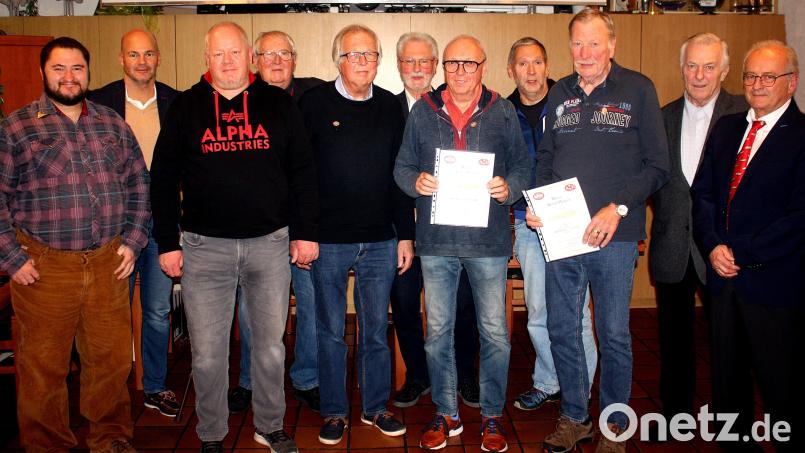 Die neu gewählte Vorstandschaft und die ausgezeichneten Mitglieder für langjährige Treue zum ATC im AVD stellen sich zum Erinnerungsfoto auf. Rechts im Bild ist der wiedergewählte Präsident Manfred Gärber. Bild: R. Kreuzer
