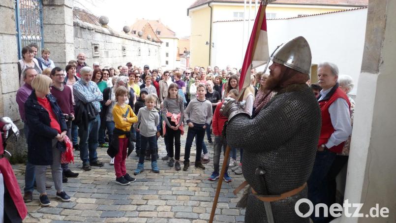 Ob der Zuspruch bei den Stadtführungen zum Orange Day mit Tanja Weiß am Freitag und Samstag ähnlich stark sein wird wie bei der szenischen Stadtführung im Jahr 2019, bleibt abzuwarten, aber der Rundgang wird auch wieder hinauf ins Sulzbacher Schloss führen, wo es um „Sulzbachs starke Frauen“ geht. Archivbild: rlö