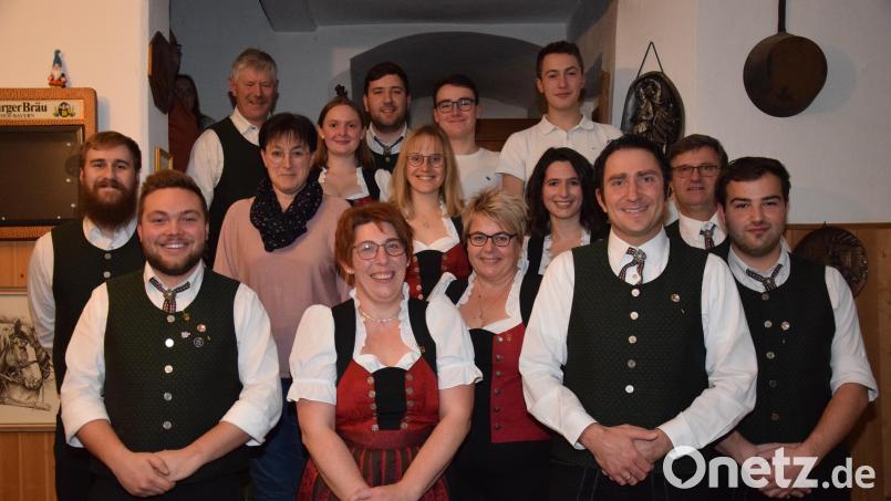 Die neugewählte Führungsriege des Vereins Trachtenkapelle Müllner e.V. mit Vorsitzender Birgit Bocka (vorne, Mitte). Ihr zur Seite stehen Franz Völkl (vorne, rechts) und Jonas Kraus (vorne, links). Bild: fla