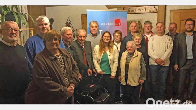 Die geehrten Verdi-Mitglieder des Ortsvereins Sulzbach-Rosenberg mit Gewerkschaftssekretärin Kathrin Birner (Siebte von links) und Ortsvereinsvorsitzendem Stefan Dietl (rechts). Bild: Andreas Royer