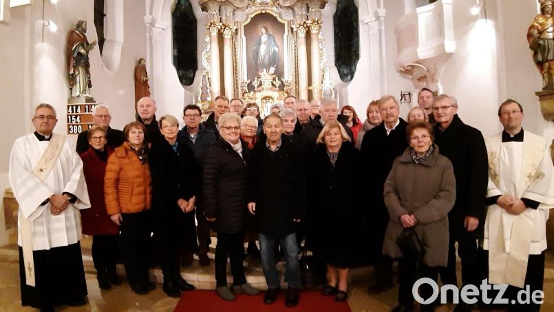 Die Ehejubilare feiern mit Diakon Dieter Gerstacker und Pfarrvikar Christian Preitschaft einen Gottesdienst. Bild: mma