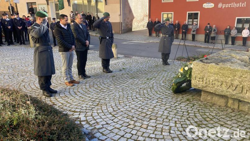 Die Vertreter der Bundeswehr und der Gemeinde bei der Kranzniederlegung am Ehrenmal Bild: Josef Glas