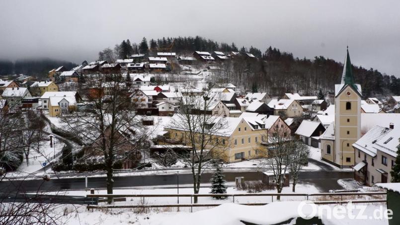 Noch liegt nicht viel Schnee in Flossenbürg, trotzdem könnte der Winter ungemütlich werden. Das Räumfahrzeug soll künftig seltener ausrücken, um Treibstoff zu sparen. Die Sanierung des Plattenbergs wird außerdem die größte Maßnahme im Rahmen der Städtebauförderung in den nächsten Jahren. Bild: Gemeinde Flossenbürg/exb
