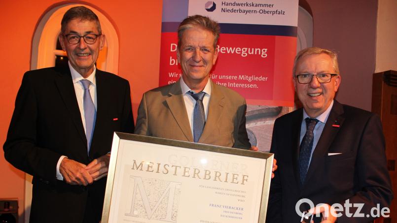 Verleihung des Goldenen Meisterbriefs mit (von links) HWK-Präsident Georg Haber, Bäcker Franz Vieracker und HWK-Geschäftsführer Jürgen Kilger. Bild: Heike Sigel