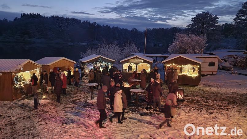Von der Terrasse des Hexenhäusls aus bot sich ein einladender Blick auf die Verkaufsstände vor dem Rußweiher. Bild: rn