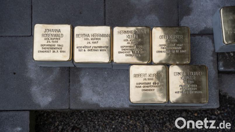 Glänzende Mahnmale kurz vor der Verlegung. Die Stolpersteine in der Bahnhofstraße 33 erinnern an die große Fabrikantenfamilie Kupfer. Bild: Marco Meier