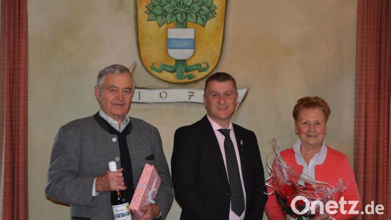 Bürgermeister Dietmar Schaller (Mitte) und scheidender Seniorenbeauftragter Johann Lindner heißen Nachfolgerin Gerti Ahne herzlich willkommen. Bild: kki