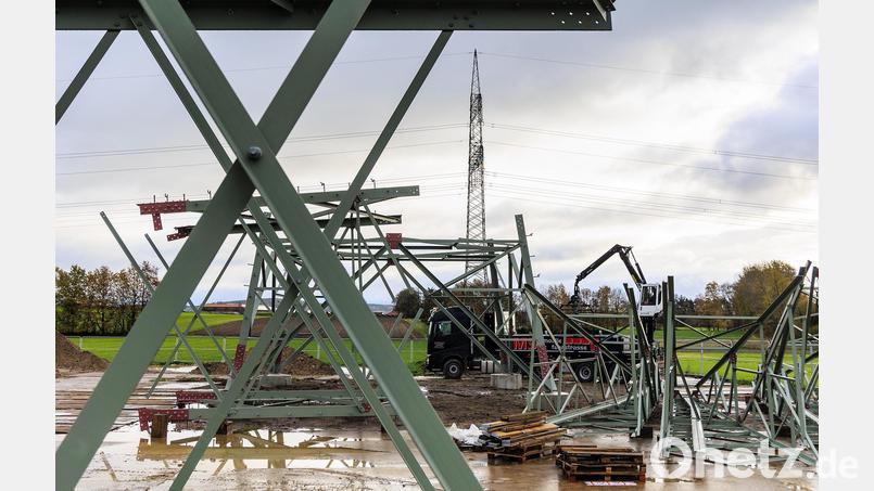 Am Maststandort 82 des neuen Ostbayernrings zwischen Gewerbegebiet West und Hohenäcker Straße wird Material angeliefert. Im Hintergrund der &quot;alte&quot; Ostbayernring. Bild: Hösamer