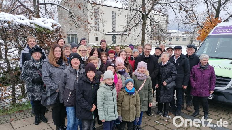 Mitglieder der Katholischen Landvolkbewegung und der Kolpingsfamilie Tirschenreuth besuchten den ehemaligen Kaplan Daniel Fenk, der nun Stadtpfarrer von Grafenwöhr ist. Bild: kod