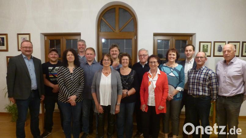 13 langjährigen Blutspendern danken Bürgermeister Uwe König (links), BRK-Kreisgeschäftsführer Sebastian Schaller und Brigitte Ringelstetter (Dritter und Fünfte von rechts). Bild: bk