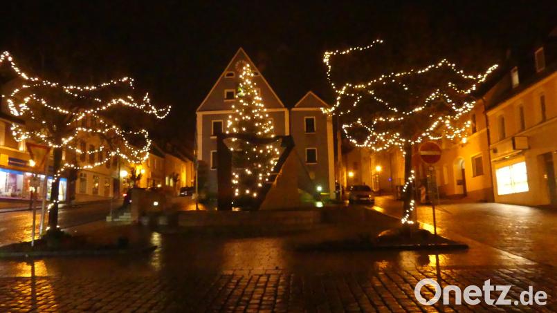 Kleine Lichterketten und nur ein Chrstbaum übernehmen heuer die Beleuchtung des Stadtplatzes. Die Ständerleuchten bleiben aus.. Bild: rn