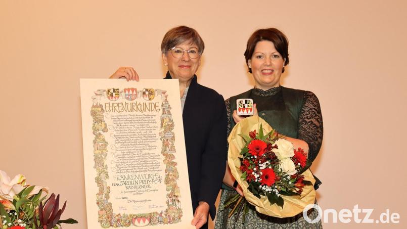 Preisträgerin Carolin Pruy-Popp (rechts) und die Regierungspräsidentin von Unterfranken, Heidrun Piwernetz. Bild: Johannes Hardenacke/Regierung von Unterfranken/exb