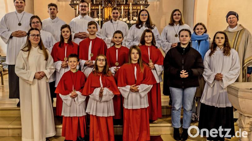 Sieben neue Ministranten gehören jetzt zur Schar der Ministranten in der St. Marien-Kirche in Rothenstadt. Bild: R. Kreuzer