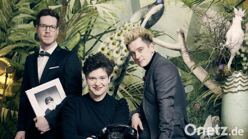 Am 8. Dezember im Amberger Stadttheater: Nora Gomringer, die mit Philipp Scholz die Gedichte von Dorothy Parker zum Singen bringt. Bild: Michael Aust Ateliers/exb