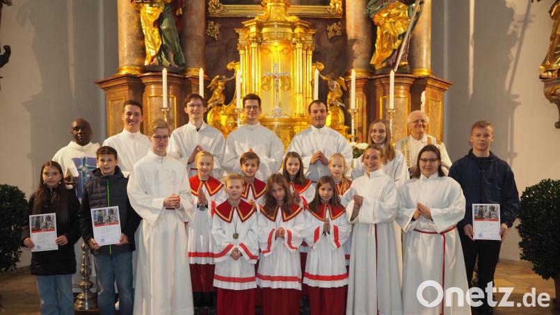 In der Ministrantenschar von St. Georg in Neustadt/WN gibt es Veränderungen. Während einige Ministranten aus dem Altardienst ausscheiden, kommen sieben neue Ministranten hinzu. Bild: krb