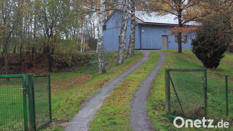 Das Wasserwerk der Marktgemeinde Wiesau befindet sich an der Bahnlinie nahe Schönfeld. Die Gemeinderäte beschäftigten sich in der jüngsten Sitzung mit der Neuberechnung der Wasser- und Abwassergebühren. Bild: wro