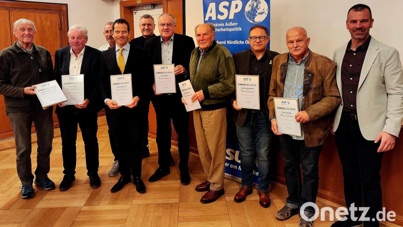 Beim Ehrenabend des Arbeitskreises für Außen- und Sicherheitspolitik erhielten zahlreiche Mitglieder die Auszeichnung für ihre langjährige Mitgliedschaft. Bild: R. Kreuzer