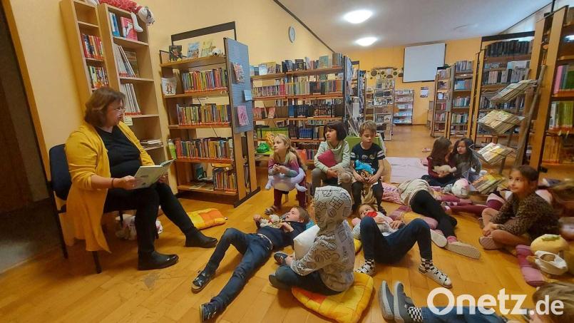 Sichtlich genossen haben die Kulmainer Grundschüler die Vorleseaktion mit bekannten Vorlesepaten. Bild: Grundschule Kulmain/exb