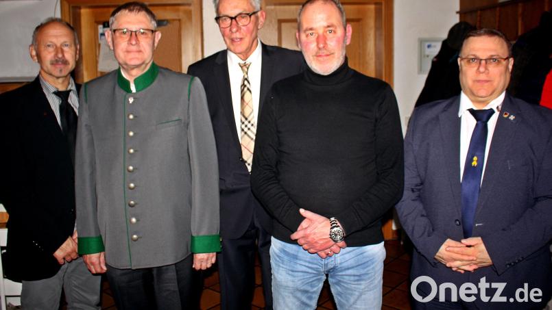 Die Reservistenkameradschaft um Vorsitzenden Werner Holl (Bildmitte) ehrte Rainer Wagner (Zweiter von links) und Dieter Schollmayer (Vierter von links). Links im Bild ist Manfred Zettl, rechts Hartmut Schütze. Bild: R. Kreuzer