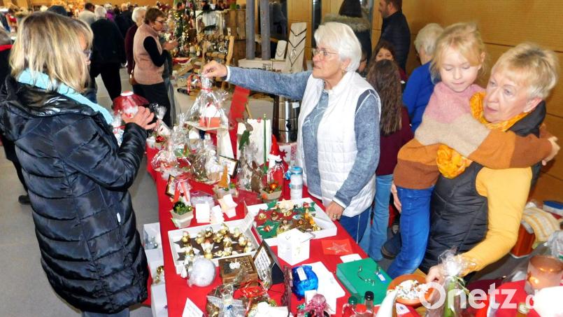 Zum Angebot beim Weihnachtsmarkt gehörten auch kleine Dekoartikel und Mitbringsel. Bild: whü