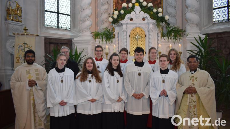 Am Christkönigsfest sind sechs Ministranten (vordere Reihe) aus der Ministrantenschar der Pfarrei Pfreimd ausgeschieden. Pfarrer Georg Parampilthadathil (rechts) und Pater Josef (links)dankten ihnen für ihren zuverlässigen Dienst am Altar. Bild: bnr