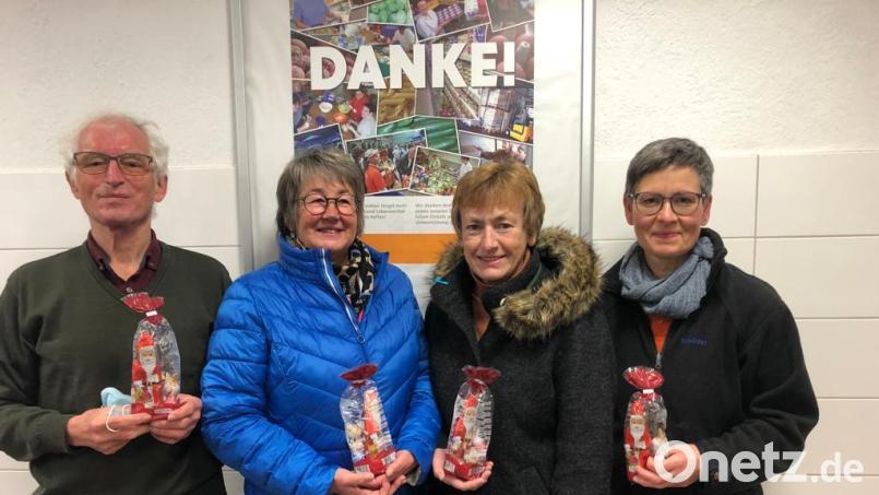 Erika Beer (Zweite von links) und Evi Rauch (Zweite von rechts) vom Frauenbund Sulzbach-Rosenberg überreichten 350 Nikolauspäckchen an Bernhard Saurenbach und Anette Schwarz-Velis von der Tafel. Bild: Günter Preißl/exb