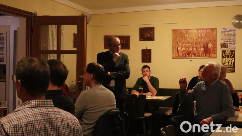 Bürgermeister Geitner (stehend) war der Einladung zum Bürgerdialog beim Gasthaus Hirschenwirt gefolgt, er informierte über Themen des Marktes Rieden und stellte sich den Fragen der Bürger. Bild: mrr