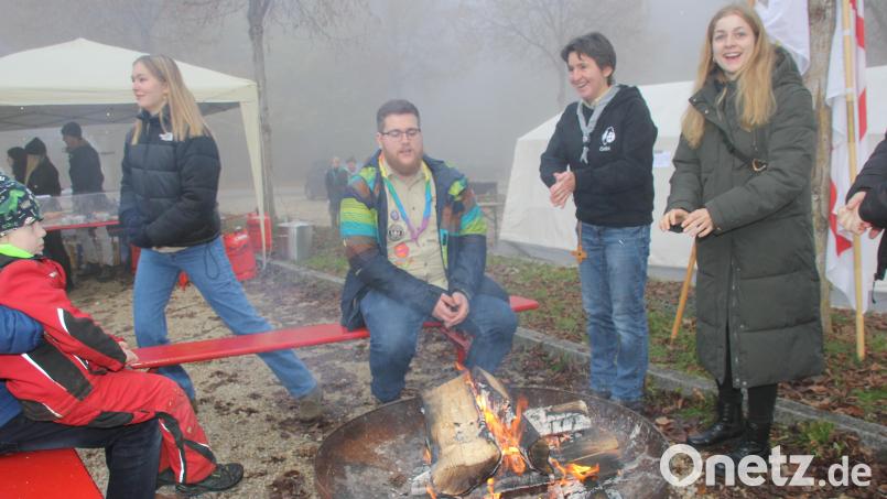 Die Feuerstellen beim Jubelfest der Pfadfinderschaft St. Georg anlässlich ihres 90-jährigen Bestehens auf dem Mariahilfberg wurden zur begehrten Wärmequelle für alle Teilnehmer. Bild: ads
