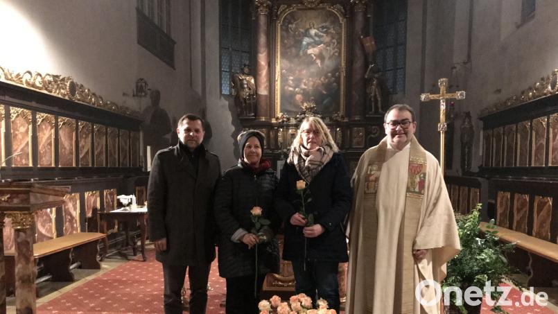 Über die 2000-Euro-Spende des Elisabethenvereins freuen sich (von links): Günther Koller, Vorstandsvorsitzender des Caritasverbands, die beiden Pflegedienstleiterinnen Katharina Morgenstern (Tagespflege) und Brigitte Riederer (Sozialstation) sowie Pfarrer Herbert Mader. Bild: Ökumenische Sozialstation Sulzbach-Rosenberg/exb