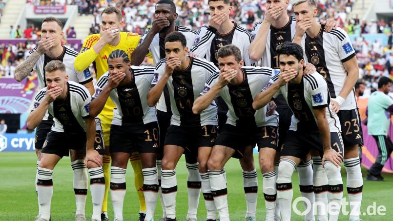 Die deutsche Nationalmannschaft sendete vor dem Japan-Spiel ein Zeichen in die Welt. Bild: Christian Charisius/dpa