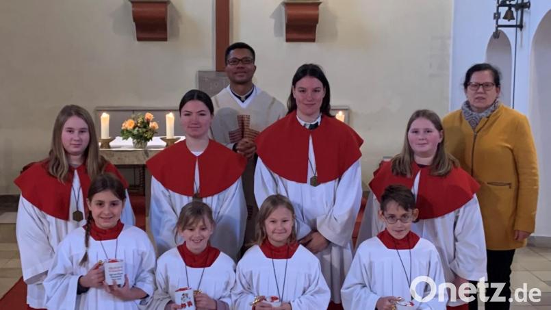 Magdalena Schmid, Feline Scherm, Thea Melzner und Joan Fuchs (vorne von links) hat Kaplan Justin Kishimbe (hinten) in den Schar der Ministranten aufgenommen. Mit auf dem Bild sind (von links) Hanna Etterer, Ronja und Annalena Schroller Maria Etterer sowie Mesnerin Angela Protschky. Bild: mez