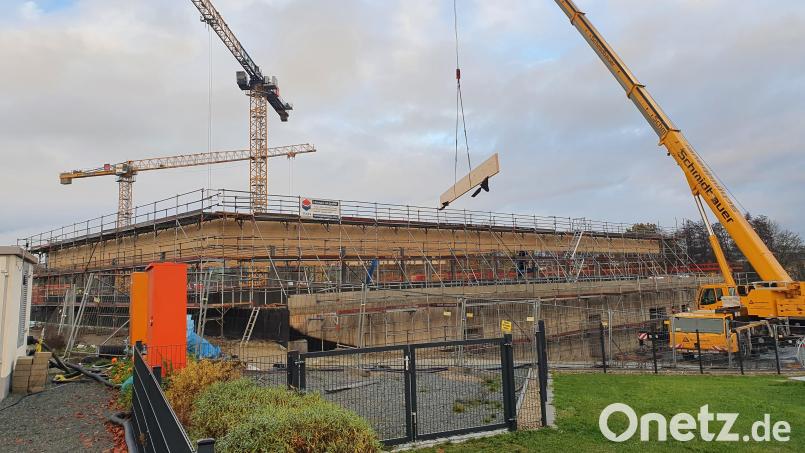 Auf der Baustelle für die neue Realschule in Kemnath wird fleißig gearbeitet. Ende 2024 soll das Millionenprojekt bezugsfertig sein. Bild: kaz