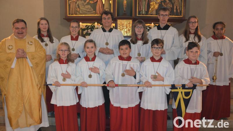 Fünf neue Ministranten (erste Reihe) wurden neu in die Gemeinschaft der Messdiener der Mitterteicher Pfarrei St. Jakob aufgenommen. Mit im Bild die Oberministranten, die im Gottesdienst mitwirkenden Ministranten sowie Kaplan Daniel Schmid (links). Bild: jr