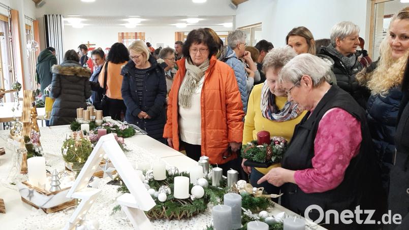 Der Adventsbasar des Katholischen Frauenbundes aus Luhe fand in diesem Jahr zum ersten Mal seit Beginn der Pandemie in der gewohnten Form statt. Bild: rgl