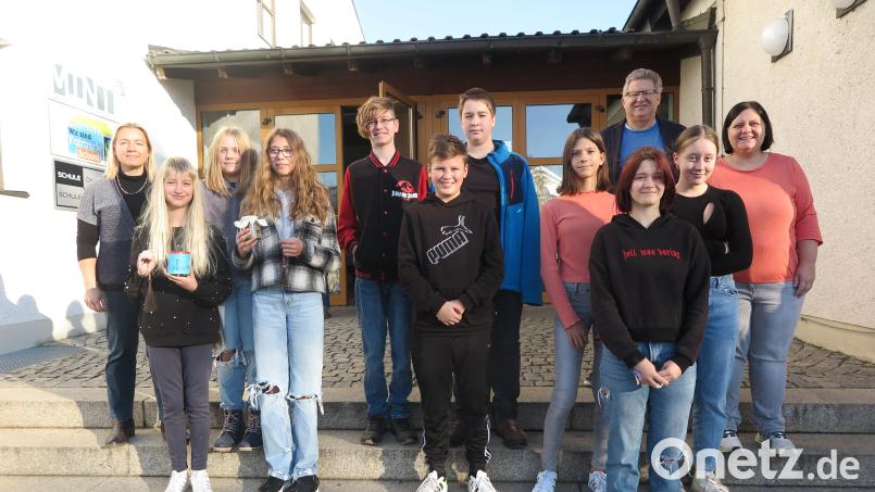 Realschuldirektor German Helgert (hinten rechts) dankte den beiden Lehrkräften Gabi Wolf (rechts), Silke Hertel (links) und den Schülerinnen und Schülern für die beiden Projekte zum Erhalt der Auszeichnung Partnerschule Verbraucherbildung. Bild: jzk