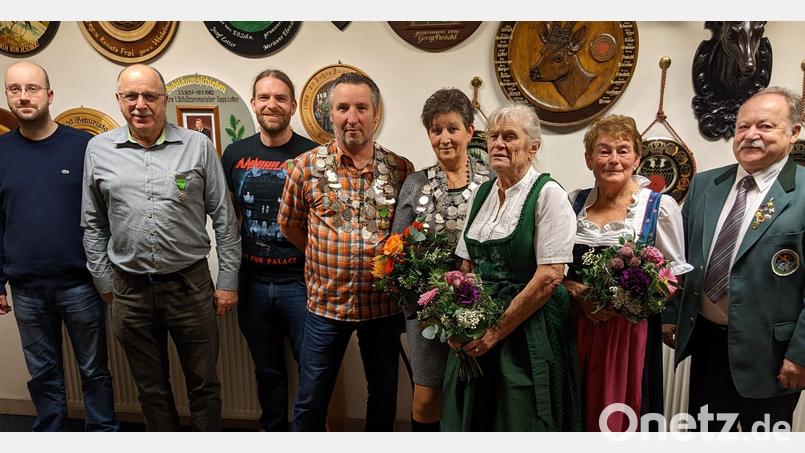 Königsproklamation bei der Schützengesellschaft Freischütz Haselmühl (von links): Schützenmeister Oliver Nitzbon, Etster Ritter Heiner Nitzbon, Zweiter Ritter Andreas Brunner, Schützenkönig Jürgen Kirndörfer, Schützenliesl Sabine Rieß, Erste Zofe Hendrica Lottner, Zweite Zofe Maria Donhauser und OSB-Ehrenmitglied Ludwig Mayer. Bild: Theo Brunner/exb