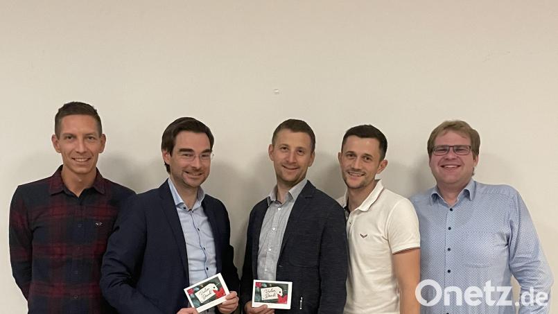 Eingerahmt von den Vorsitzenden Philipp Fuhrmann (Vierter von links.) und Stefan Schumann (links) nahmen die zwei Aktivposten Stephan Oetzinger (Zweiter von links.) und Johannes Wittmann (Dritter von links) Abschied von der Jungen Union Mantel. Ortsvorsitzender der CSU Mantel Christoph Müller (rechts) dankte für ihr Engagement. Bild: knh